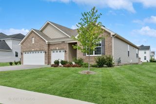 2096 Country Hills Drive, Yorkville, IL 60560