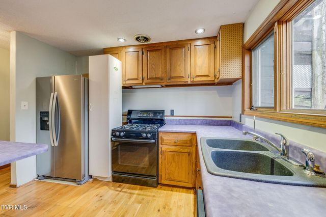 13 North Foxxborough Lane, Johnson City, TN 37604