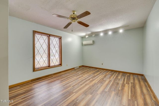 13 North Foxxborough Lane, Johnson City, TN 37604