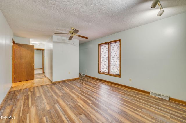 13 North Foxxborough Lane, Johnson City, TN 37604