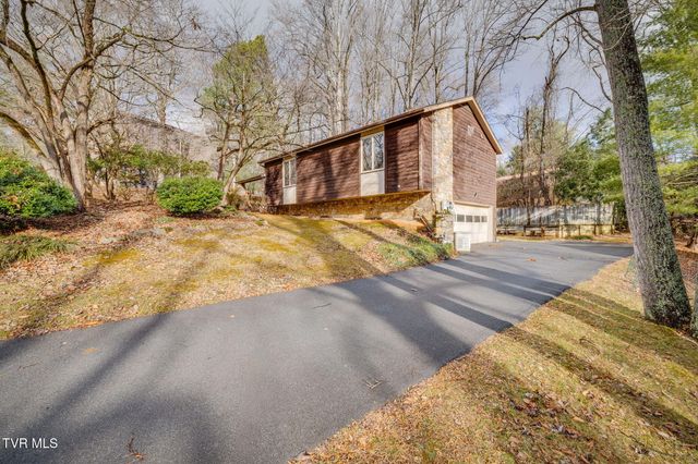 13 North Foxxborough Lane, Johnson City, TN 37604