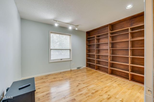 13 North Foxxborough Lane, Johnson City, TN 37604