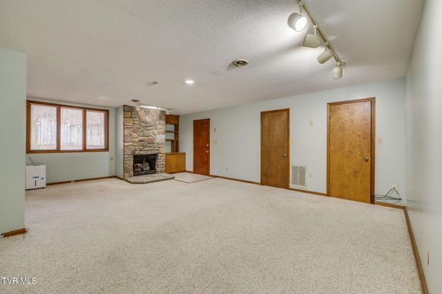 13 North Foxxborough Lane, Johnson City, TN 37604