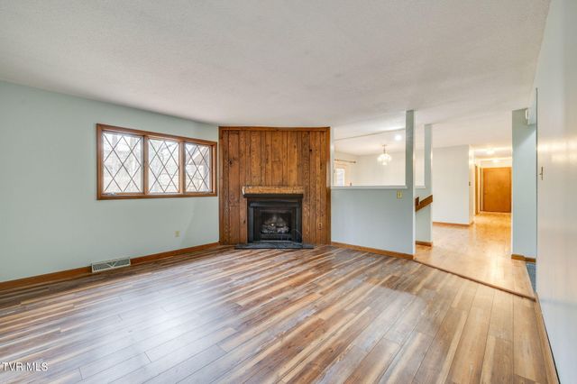 13 North Foxxborough Lane, Johnson City, TN 37604