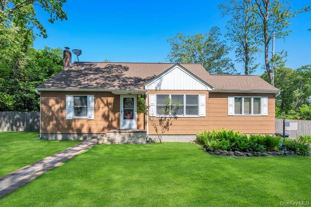 19 Oakland Avenue, Miller Place, NY 11764