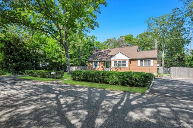 19 Oakland Avenue, Miller Place, NY 11764