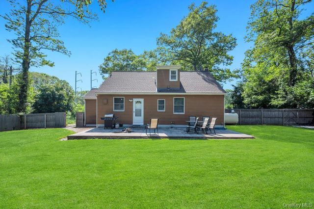 19 Oakland Avenue, Miller Place, NY 11764