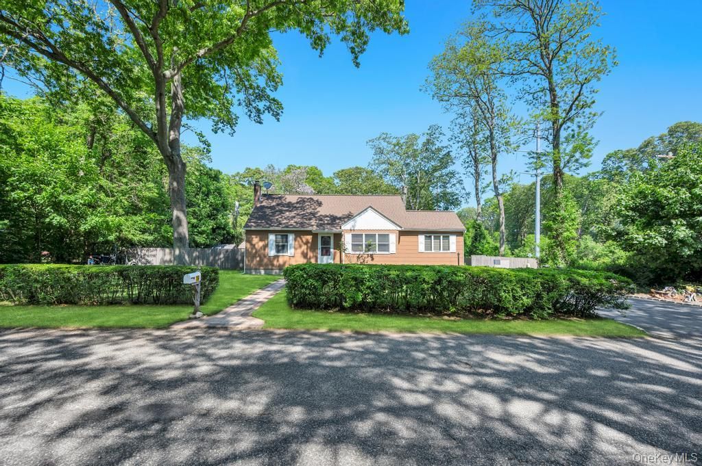 19 Oakland Avenue, Miller Place, NY 11764