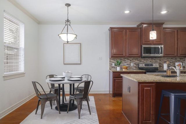 102 N Meadowlark ST, Lakeway, TX 78734