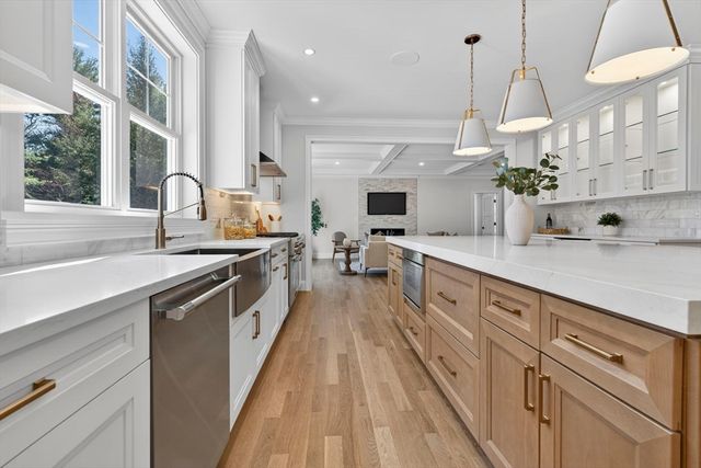 16 Evelyn St, Burlington, MA 01803