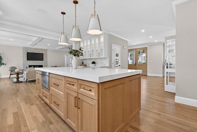 16 Evelyn St, Burlington, MA 01803