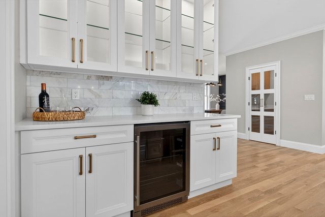 16 Evelyn St, Burlington, MA 01803