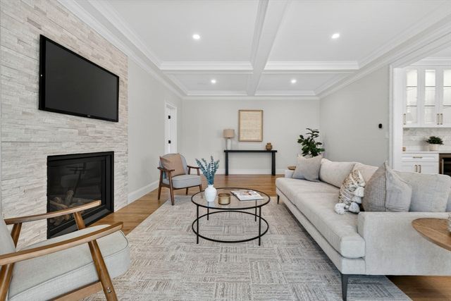 16 Evelyn St, Burlington, MA 01803