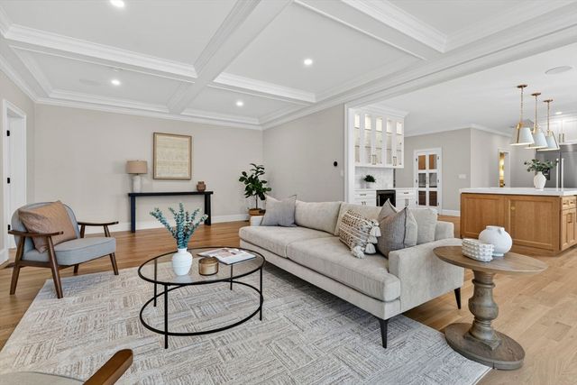 16 Evelyn St, Burlington, MA 01803