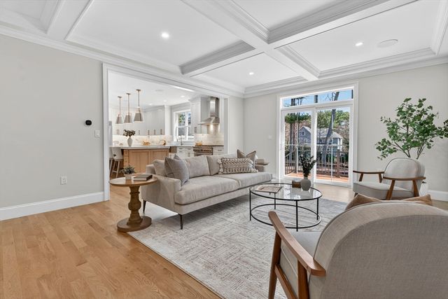 16 Evelyn St, Burlington, MA 01803