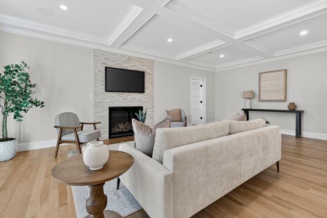 16 Evelyn St, Burlington, MA 01803