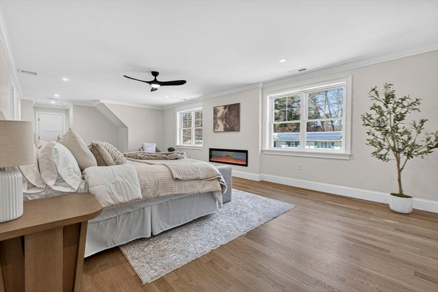 16 Evelyn St, Burlington, MA 01803