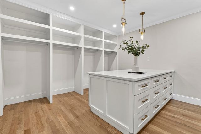 16 Evelyn St, Burlington, MA 01803