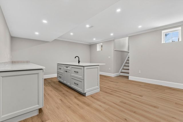 16 Evelyn St, Burlington, MA 01803