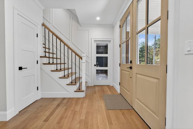 16 Evelyn St, Burlington, MA 01803