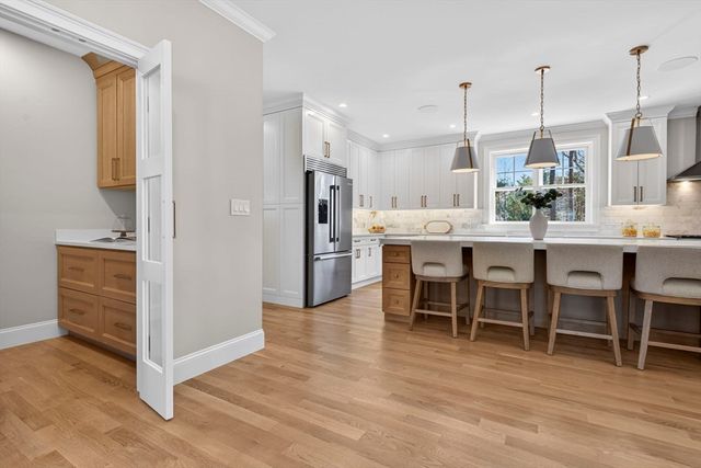 16 Evelyn St, Burlington, MA 01803