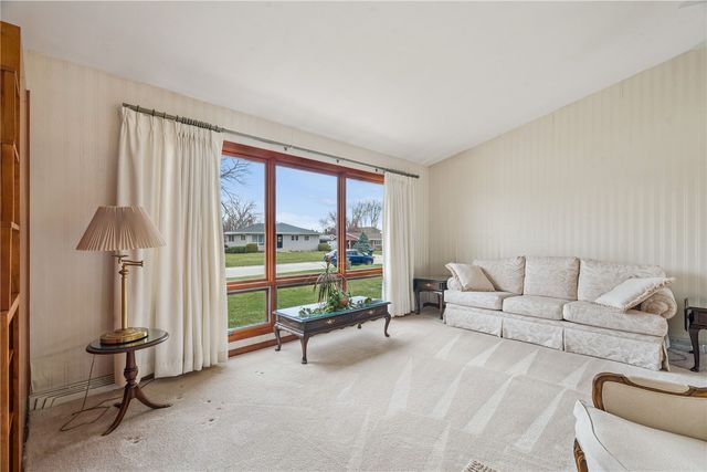 1007 Raney Street, Hiawatha, IA 52233