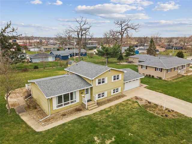 1007 Raney Street, Hiawatha, IA 52233
