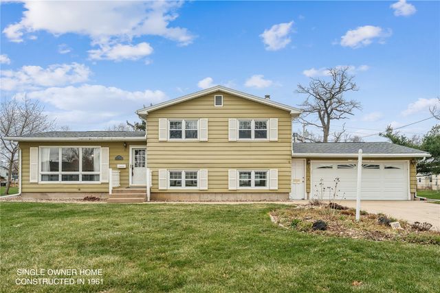 1007 Raney Street, Hiawatha, IA 52233