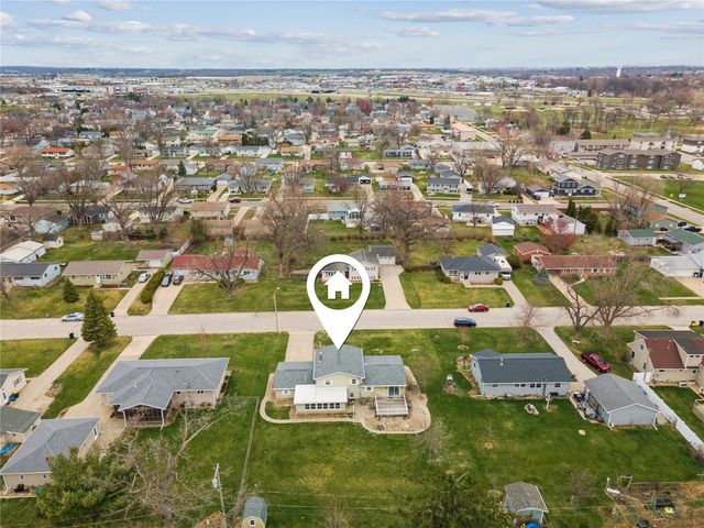 1007 Raney Street, Hiawatha, IA 52233