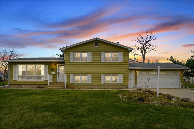 1007 Raney Street, Hiawatha, IA 52233