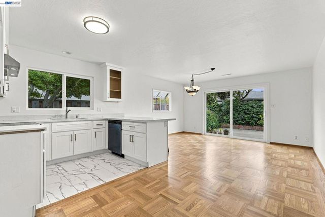 1952 Sandcreek Way, Alameda, CA 94501