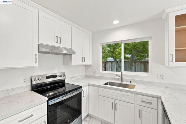 1952 Sandcreek Way, Alameda, CA 94501