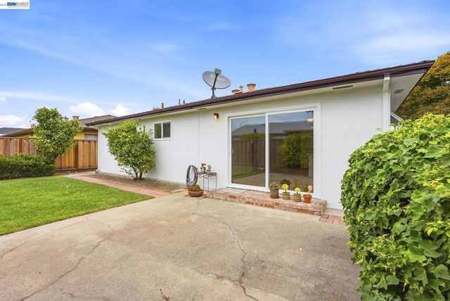1952 Sandcreek Way, Alameda, CA 94501