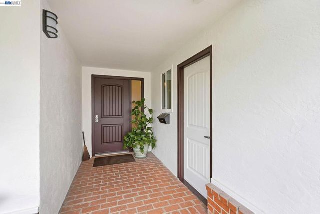 1952 Sandcreek Way, Alameda, CA 94501