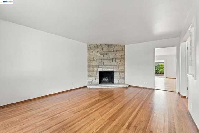 1952 Sandcreek Way, Alameda, CA 94501
