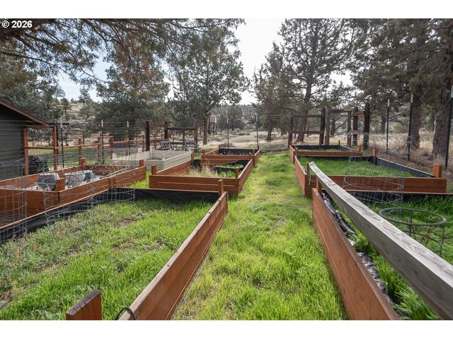 6446 Nw LYNCH Ln, Redmond, OR 97756