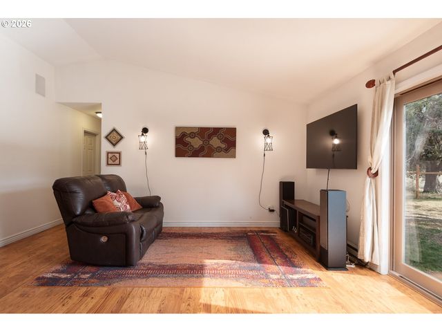 6446 Nw LYNCH Ln, Redmond, OR 97756