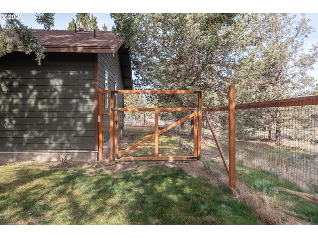 6446 Nw LYNCH Ln, Redmond, OR 97756