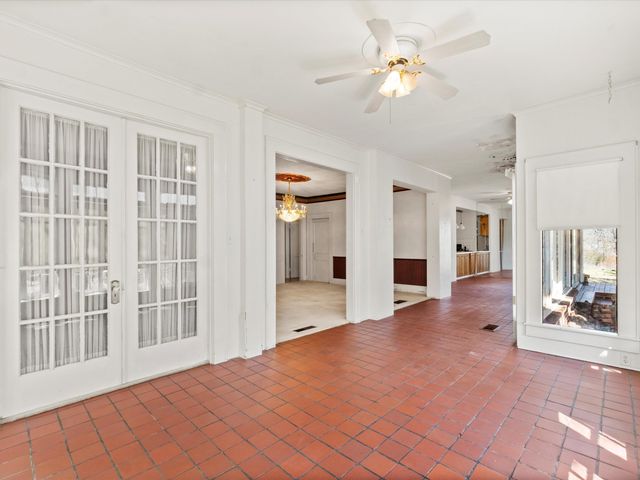 100 S HUBBARD, Omaha, TX 75571