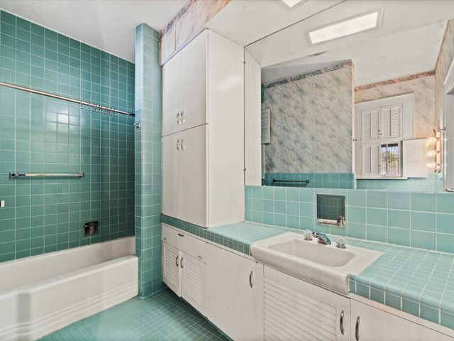 100 S HUBBARD, Omaha, TX 75571