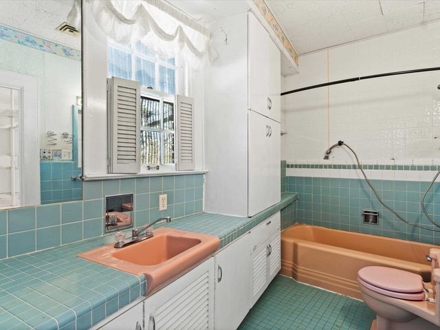 100 S HUBBARD, Omaha, TX 75571