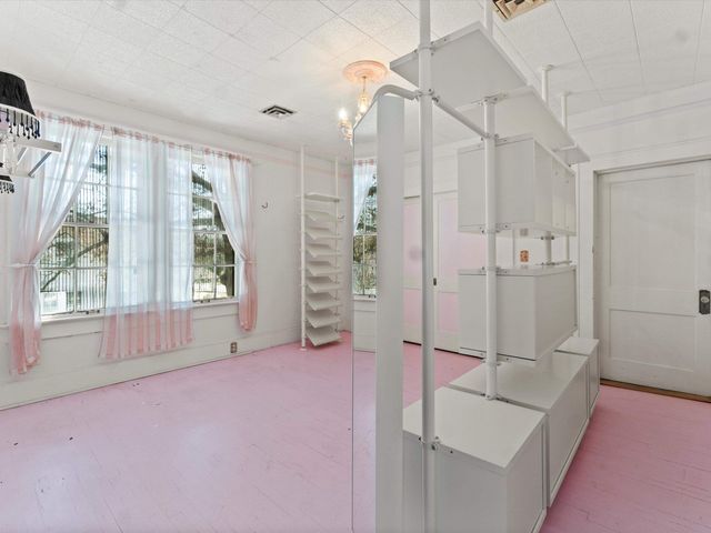 100 S HUBBARD, Omaha, TX 75571