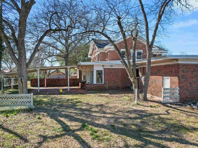 100 S HUBBARD, Omaha, TX 75571