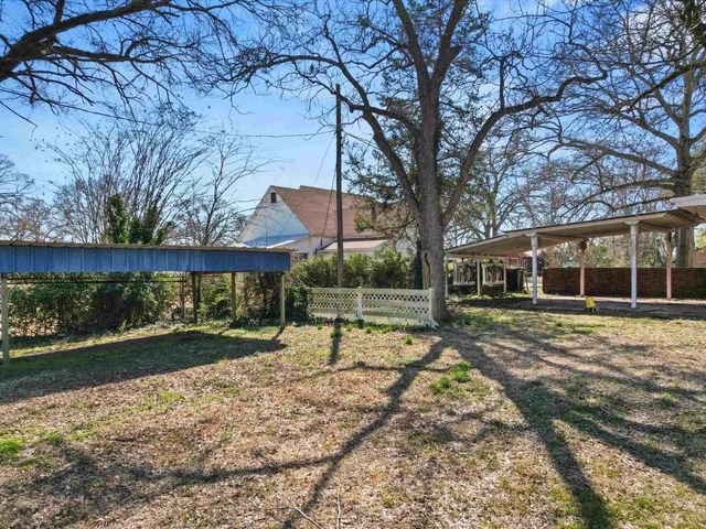 100 S HUBBARD, Omaha, TX 75571