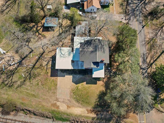 100 S HUBBARD, Omaha, TX 75571