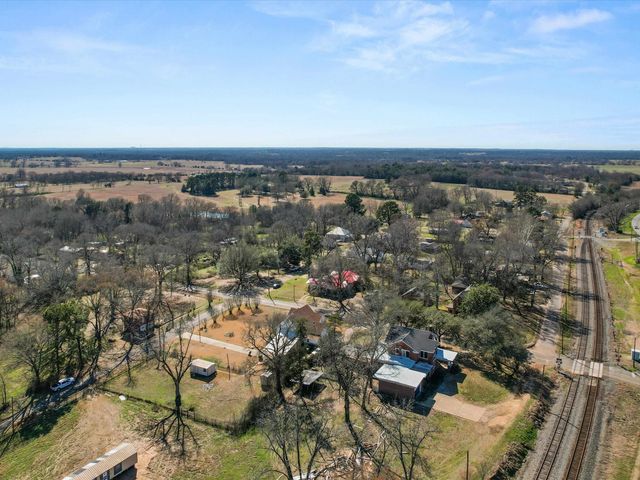 100 S HUBBARD, Omaha, TX 75571