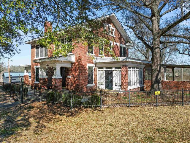 100 S HUBBARD, Omaha, TX 75571