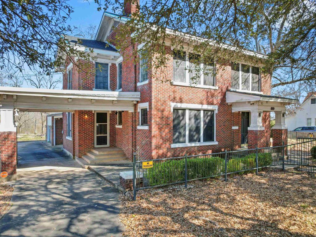 100 S HUBBARD, Omaha, TX 75571