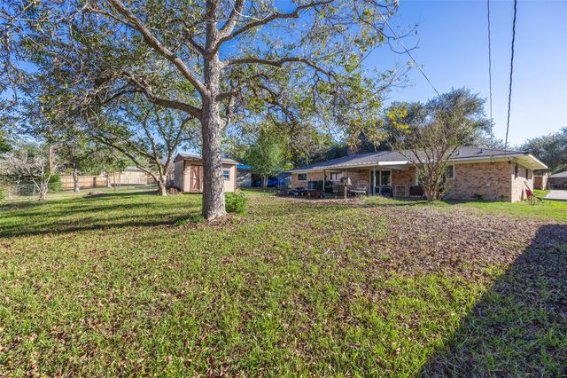 720 Concordia B Drive, Bellville, TX 77418