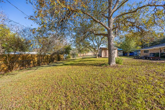 720 Concordia B Drive, Bellville, TX 77418